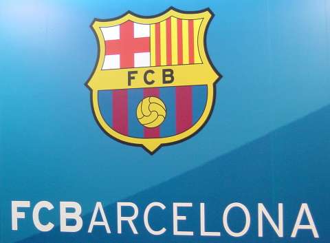 logo van Barcelona in de persruimte van het stadion.