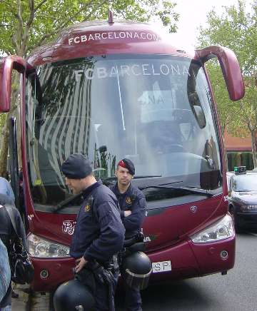 De spelersbus van Barcelona, inclusief fanatieke politie