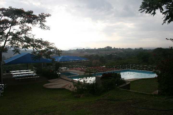 Uitzicht vanuit het hotel op het zwembad en op de achtergrond Blantyre