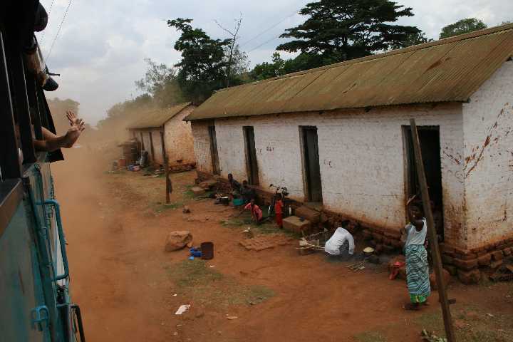 Vlak langs de huisjes en zwaaien