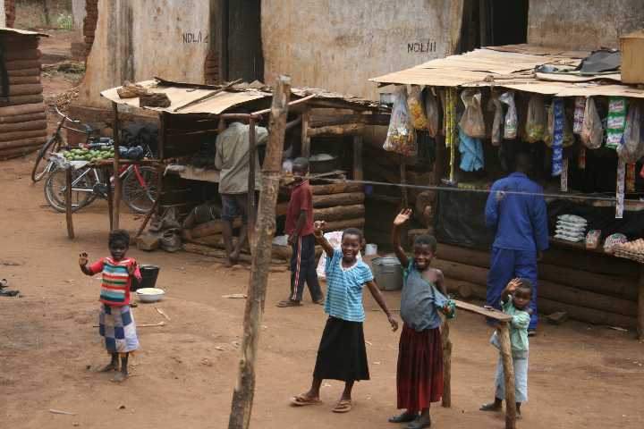 Onderweg veel mensen die ons raar aankijken en zwaaien