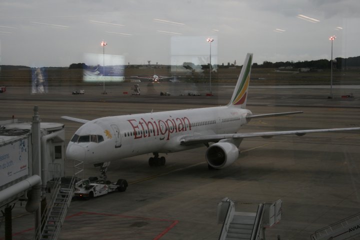 Het vliegtuig dat ons naar Addis Ababa gaat brengen voor de eerst etappe.