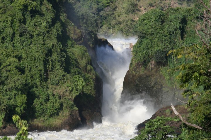 De hoofdstroom komt naar beneden denderen.