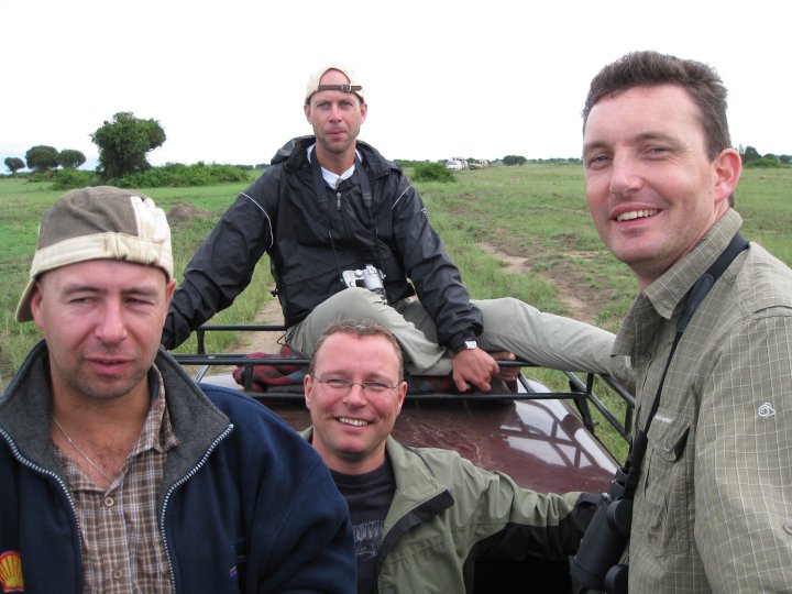 Op safari met de minibus, vlnr Enrico, Ramon, ik en Ruud.