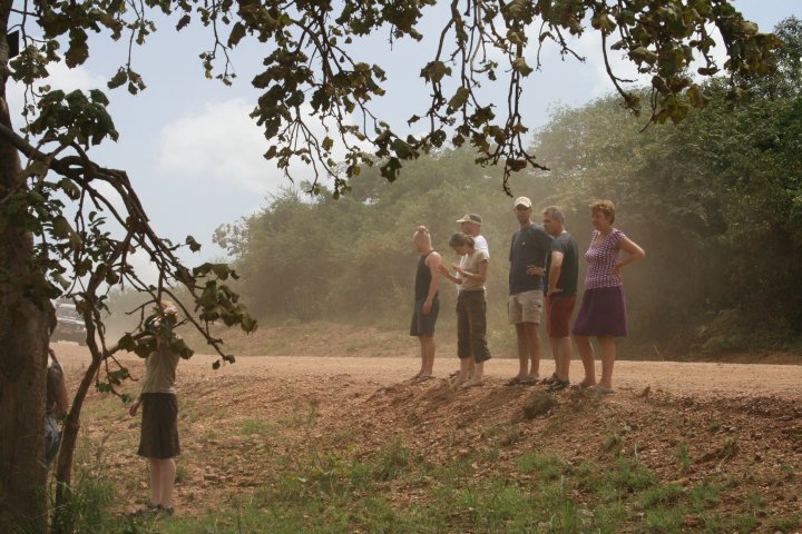 In het stof als er een auto voorbij gekomen is.