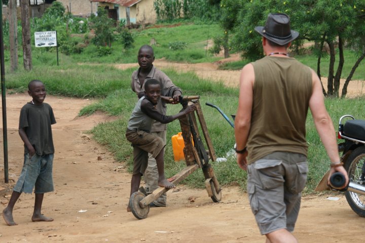 In een dorpje hebben de kinderen zelf gemaakte fietsen / steps
