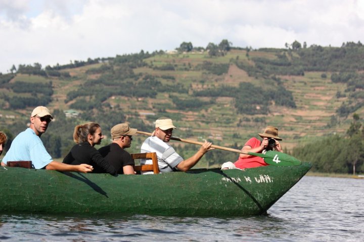 In een dugout canoe het eiland rond en wat foto's maken.