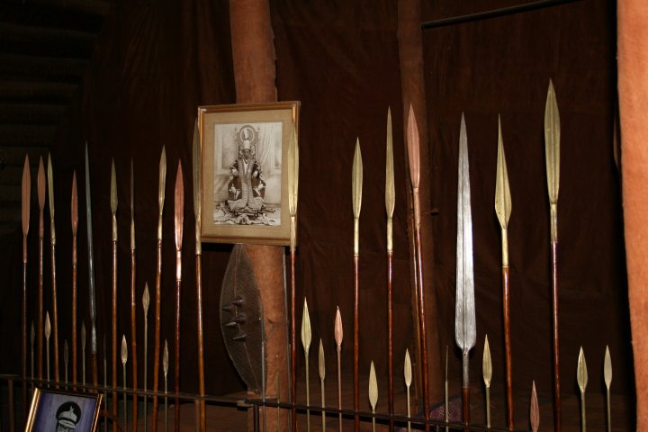 In de graftombe de speren van de overleden koningen