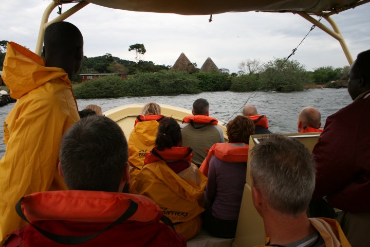 Op de boot met Ngamba Island in zicht