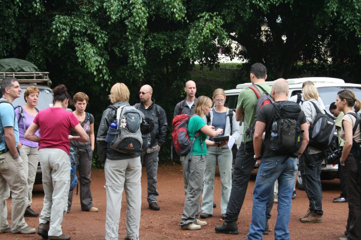 Verzamelen voordat we de boot op kunnen naar Ngamba Island