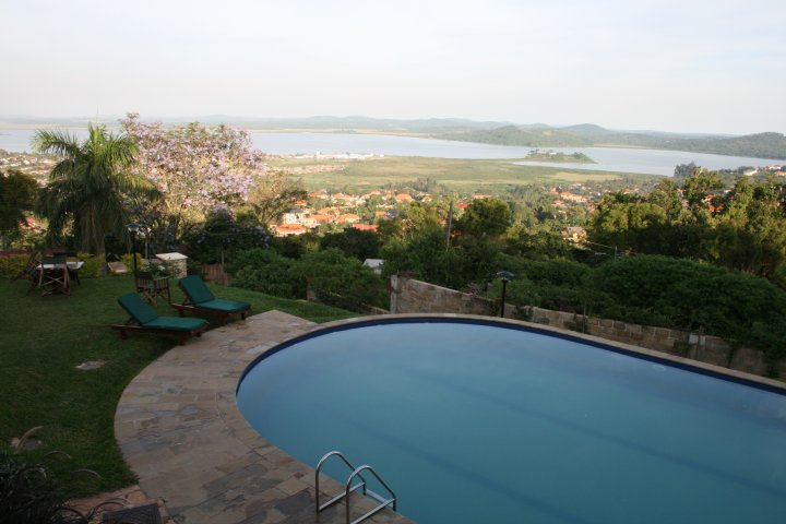 Zwembad met uitzicht over Kampala