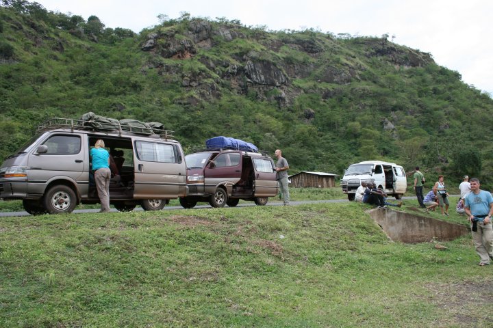 Tussenstop, de drie busjes waarmee we rond zijn gereden