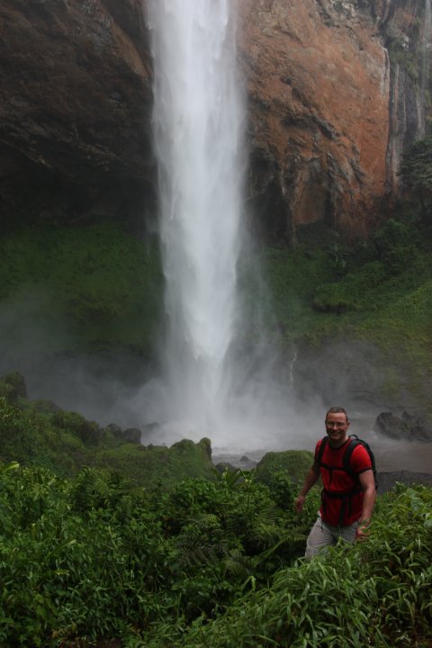 Bij de landing word je nat van de waterval