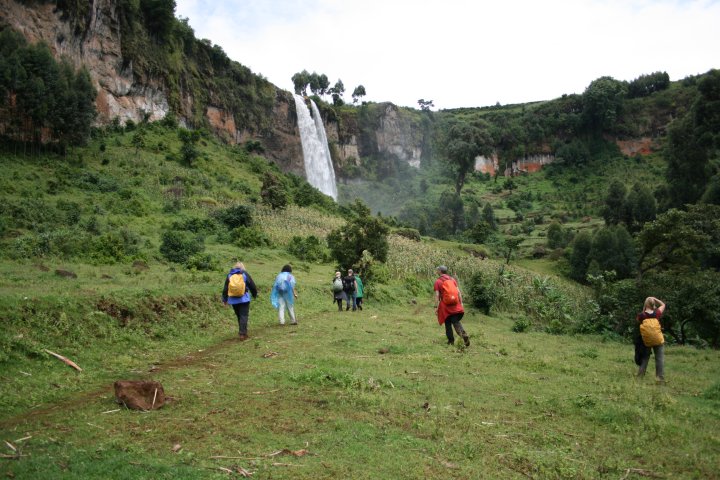 Waterval in een prachtig landschap