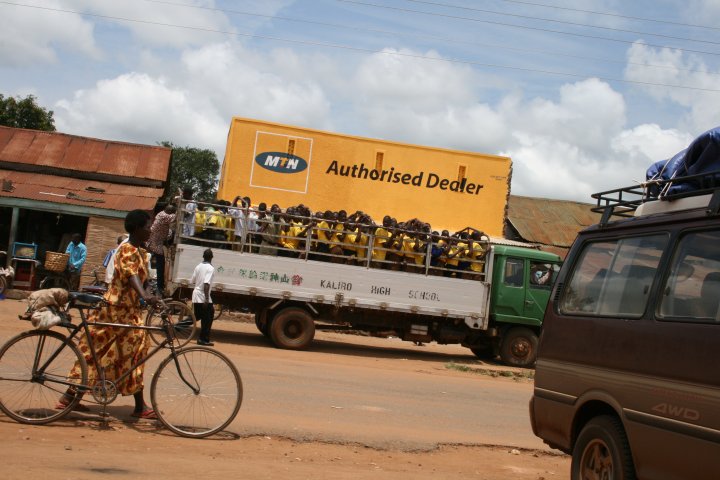 Feestvierder voor onafhankelijkheidsdag, schoolkinderen en scouts