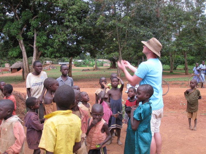 De kinderen vermaken met jongleren