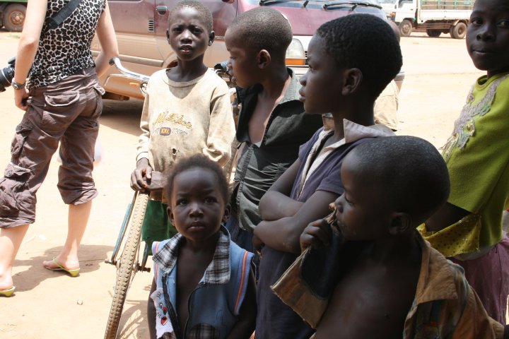 Krijgen aandacht van de lokale kinderen