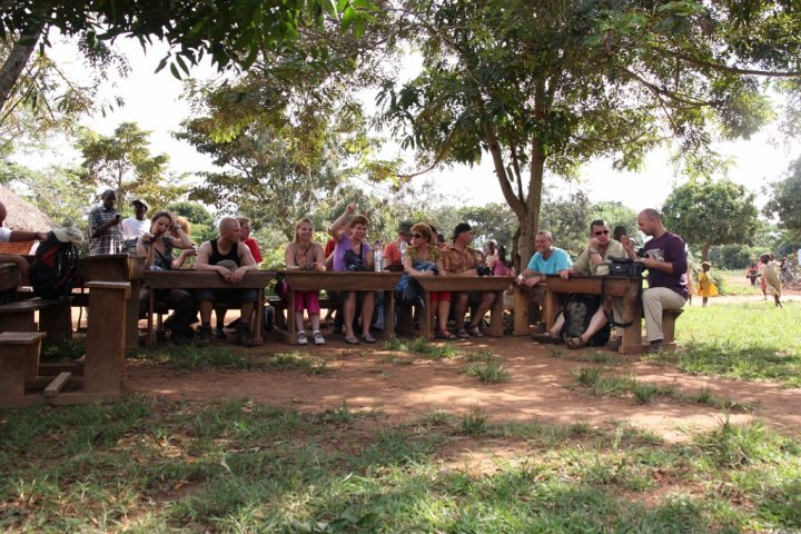 Op bezoek bij een schooltje, we moesten de schoolbanken in