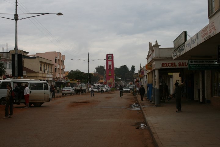 Typisch Oegandees dorpje met oude winkeltjes