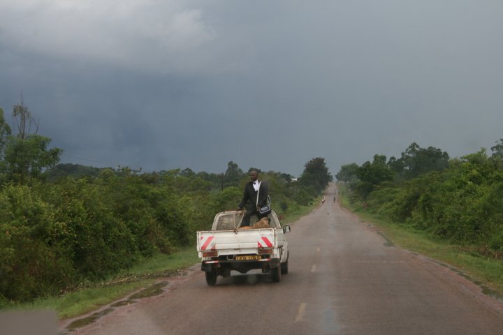 Op weg naar Jinja, een bruidegom met bruidschat achter op de auto