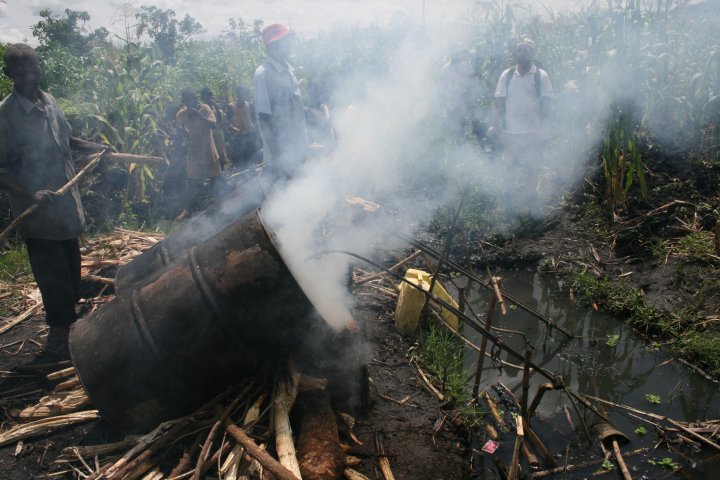 Het destilleren van het suikersap tot een sterker goedje.