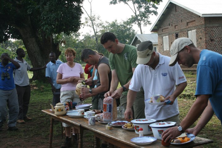 Ontbijten bij de boer met veel fruit, matoke en andere specifieke Oegandeese gerechten, die goed vullen