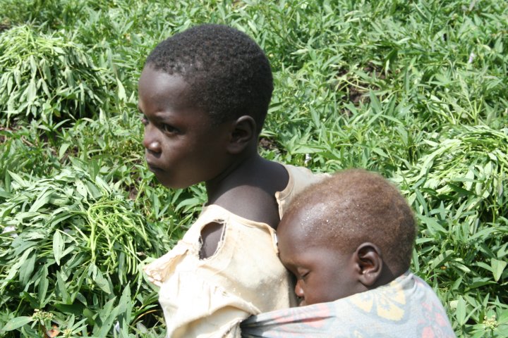 Het ene kind draagt het andere.