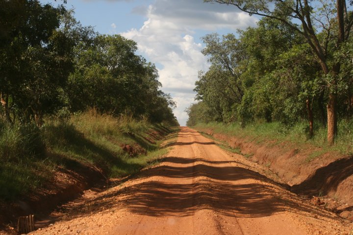Hier geen asfalt en wisselde kwaliteit van de weg.