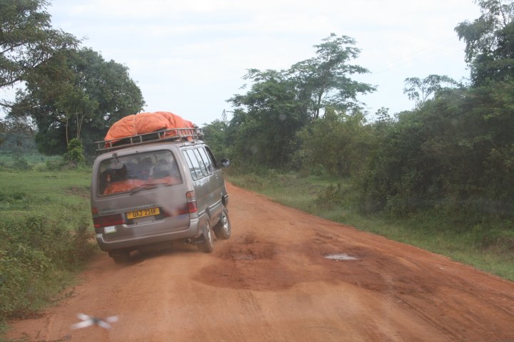 De weg is niet geteerd en soms vol kuilen waar we omheen slalommen